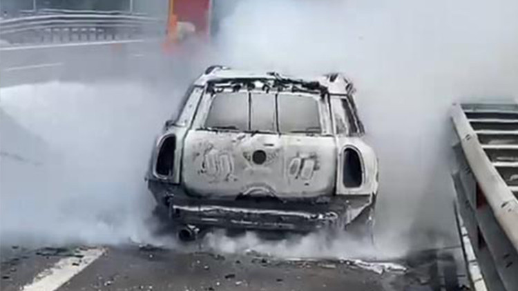 Bolu Dağı Tüneli girişinde otomobil alev alev yandı