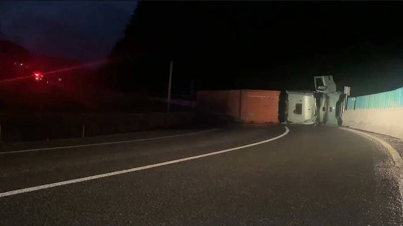 Bolu Dağı'nda mühimmat yüklü TIR devrildi: Yol trafiğe kapandı