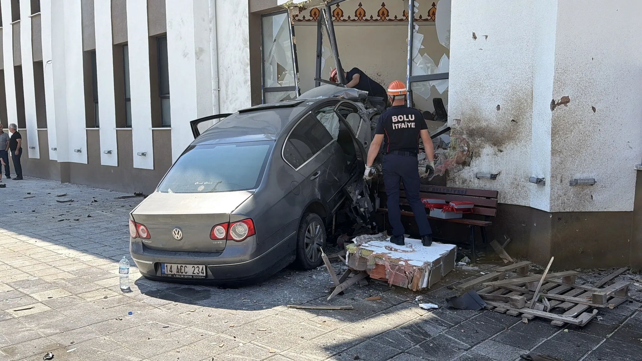 Bolu'da Feci Kaza: Araç Cami İmam Odasına Daldı