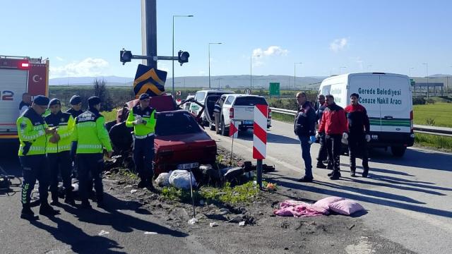 Bolu'da direğe çarpan otomobilde karı koca öldü, çocukları ağır yaralı