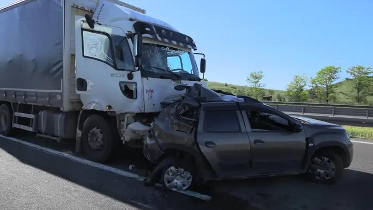 Bolu'da Kamyon Otomobile Arkadan Çarptı: 2 Yaralı