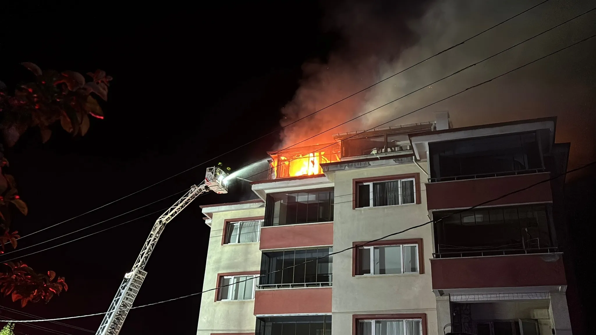 Bolu'da tadilat yapılan binanın çatısında yangın paniği: Peş peşe patlamalar
