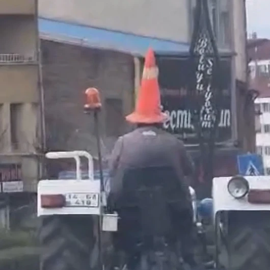 Bolu'da Traktör Sürücüsü Başına Trafik Dubası Takıp Yola Devam Etti