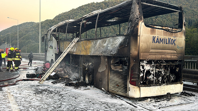 Bolu'da yolcu otobüsü alev alev yandı: Şoförün dikkati faciayı önledi