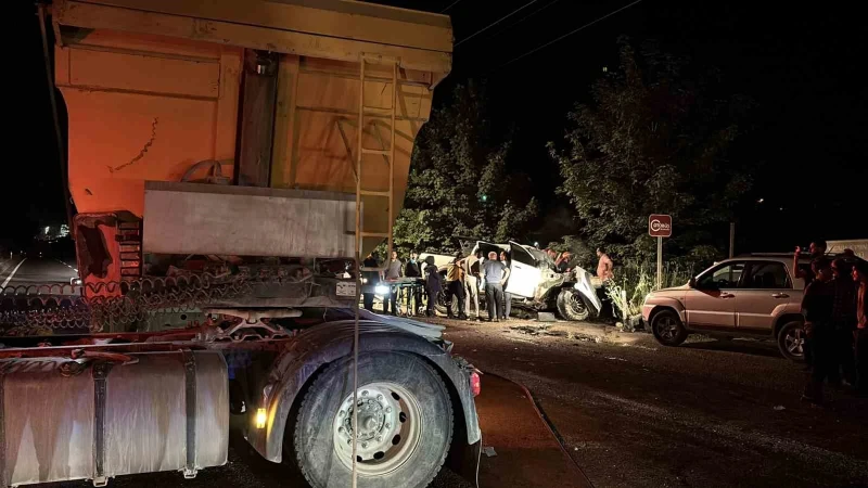 Bolu'da tır-pikap kazası: Lüks araç hurdaya döndü, 3 yaralı