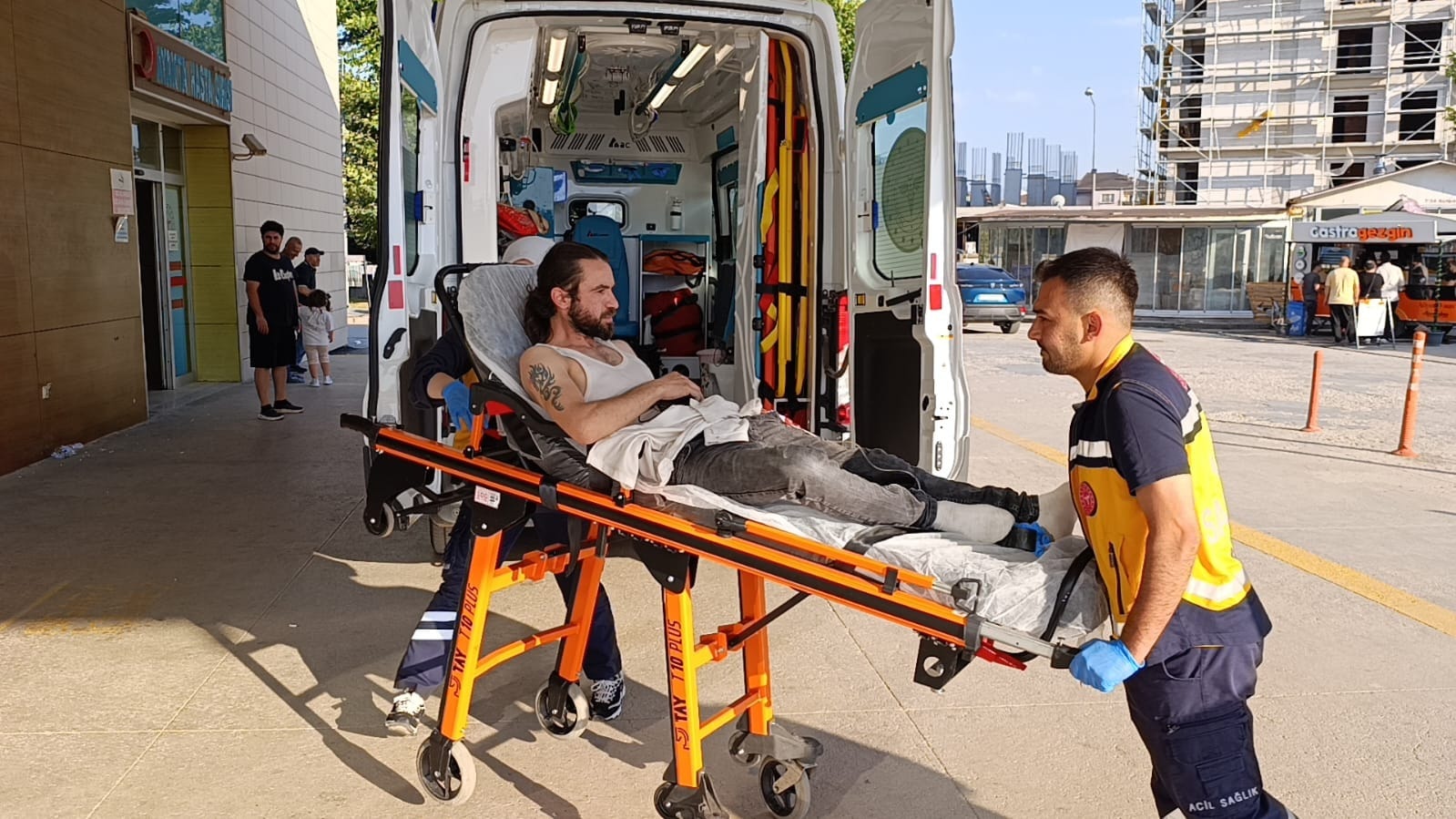 Borcunu İsterken Bıçaklandı, Hastaneye Kaldırıldı