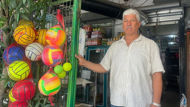 Bornova'da 35 Yıllık Bakkal: Leblebi Tozundan Gaz Lambasına Nostalji Dolu Raflar