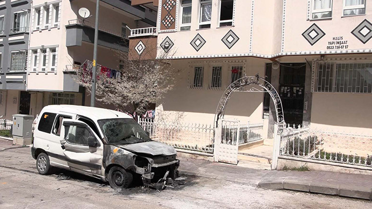 Boşanma aşamasındaki eşinin evini kurşunlayıp aracını yakan sanığa tahliye