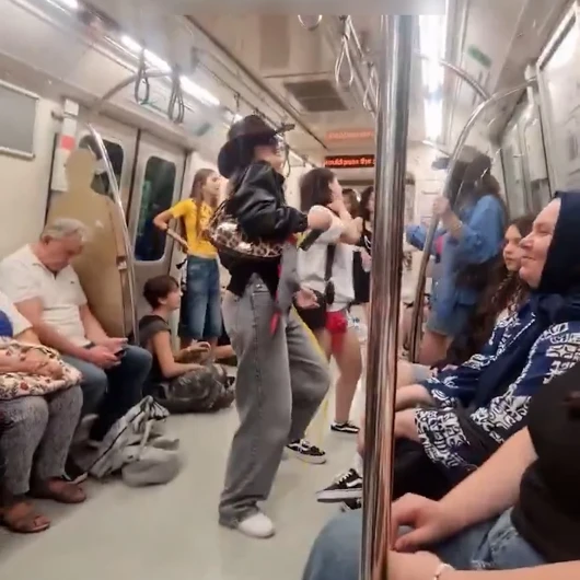 Boykotlu Markaların Vitrini: Metroda Crush Konseri Görüntüleri Tartışma Yarattı