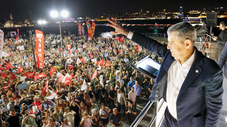 Boyun Eğmeyenler Tarihe Geçti: Özgür Özel Üsküdar'da İlk Mitingini Yaptı