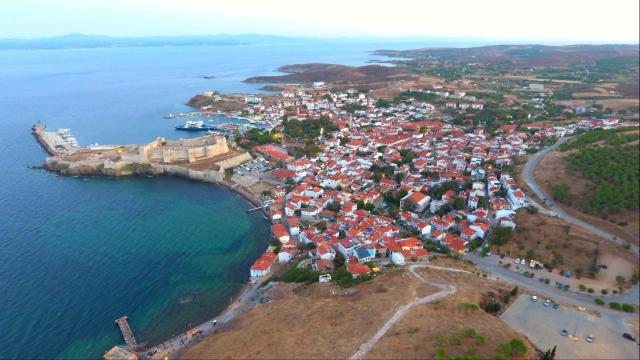Bozcaada'ya 19-32 kişilik araç girişi yasaklandı
