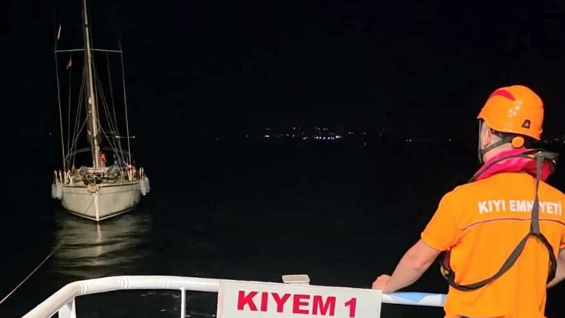 Bozcaada Açıklarında Arızalanan Tekne ve 2 Kişi Kurtarıldı