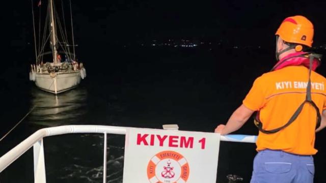Bozcaada'da Makine Arızası Yapan Tekne Kıyı Emniyeti'nce Kurtarıldı