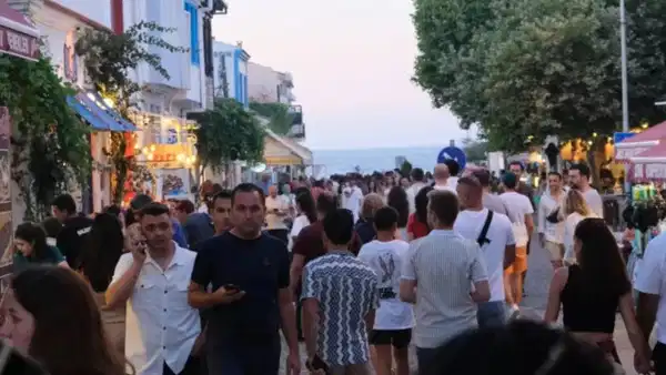 Bozcaada'da yaz boyu araç girişine yasak