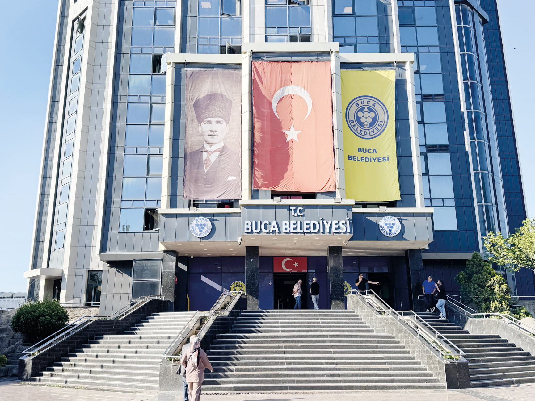 Buca'da yolsuzluk operasyonu: Eski ve yeni başkan gözaltında