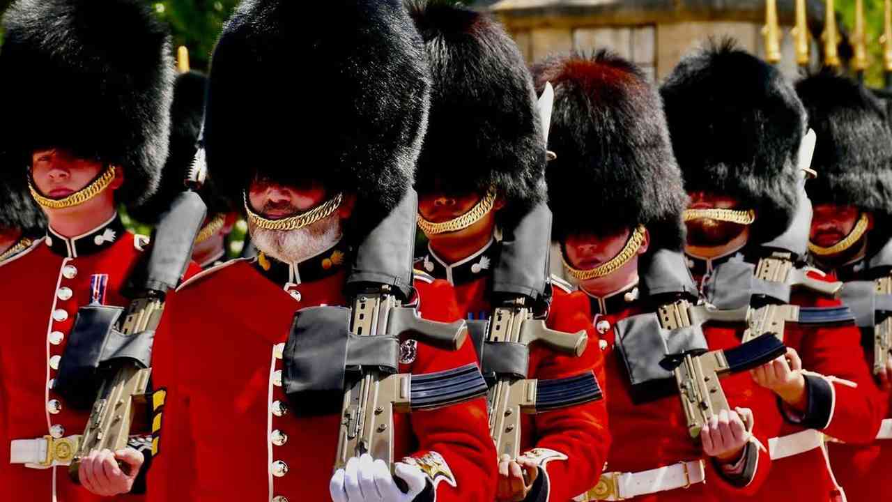 Buckingham Sarayı'nın simgesi değişebilir: Ayı kürkü şapkalara yasak gündemde