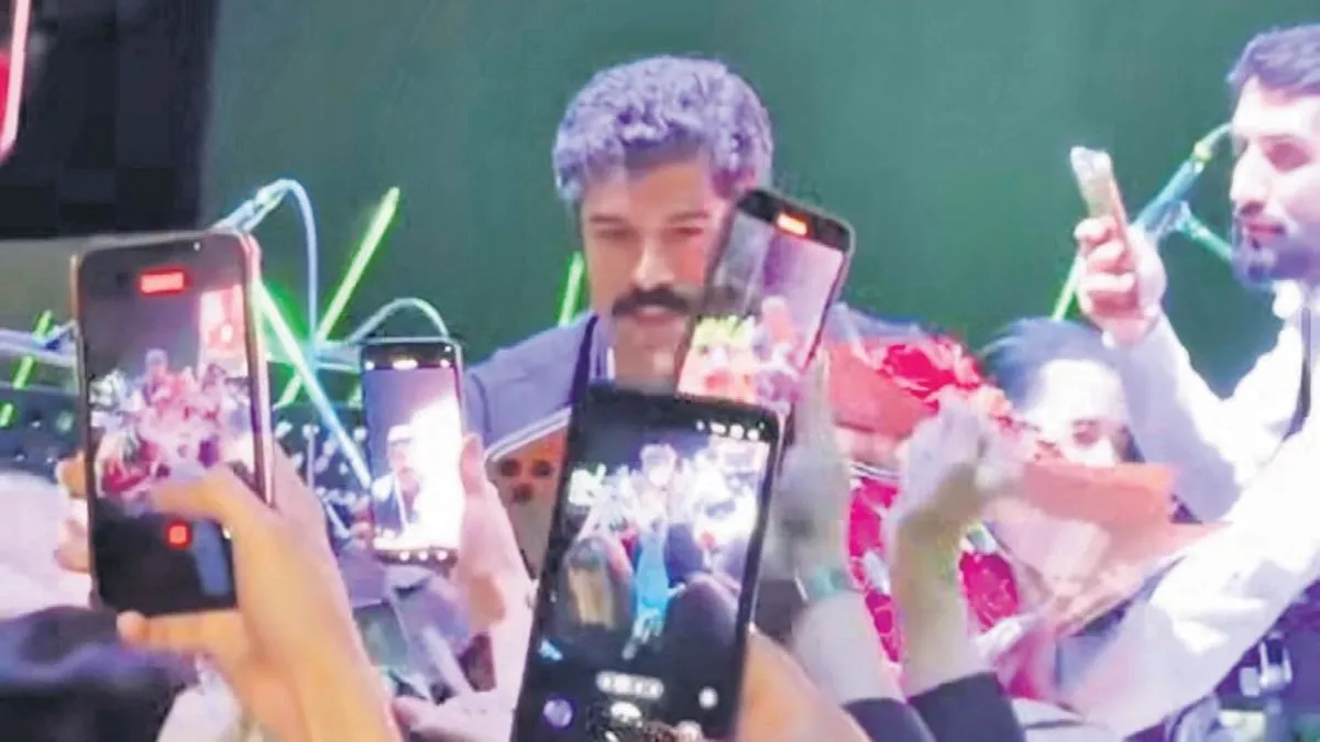 Burak Özçivit Rusya'da İzdiham Yarattı