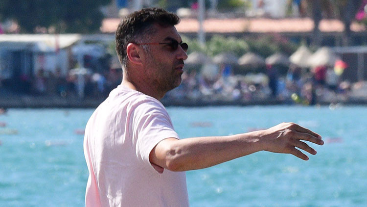 Burak Yılmaz Bodrum'da Tek Başına Yemekte Görüntülendi