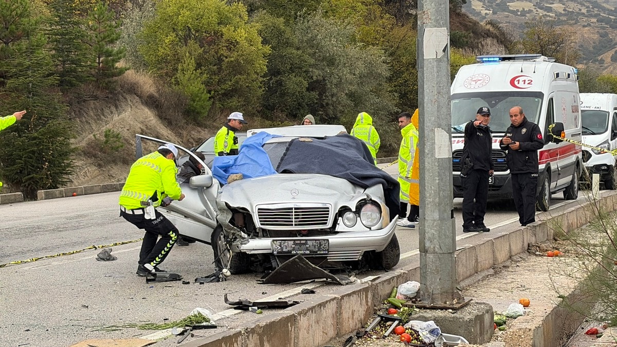 Burdur-Antalya yolunda takla atan otomobil: 1 ölü, 4 yaralı