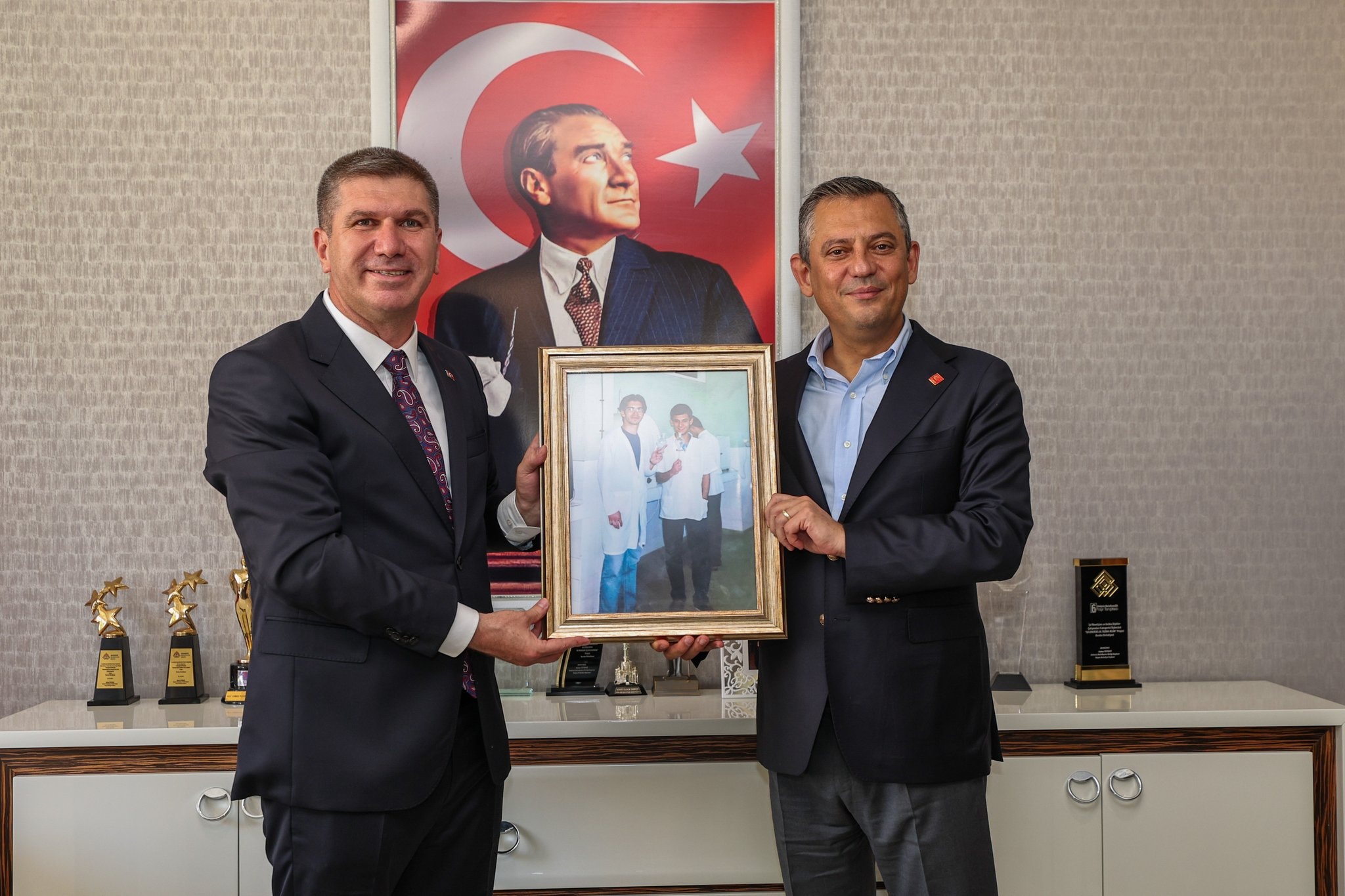 Burdur Belediye Başkanı Ercengiz ve 15 Meclis Üyesi Yeni Parti'ye Katıldı