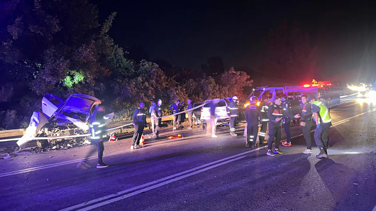 Burdur'da feci kaza: 4 araç birbirine girdi, 4 kişi öldü 11 yaralı