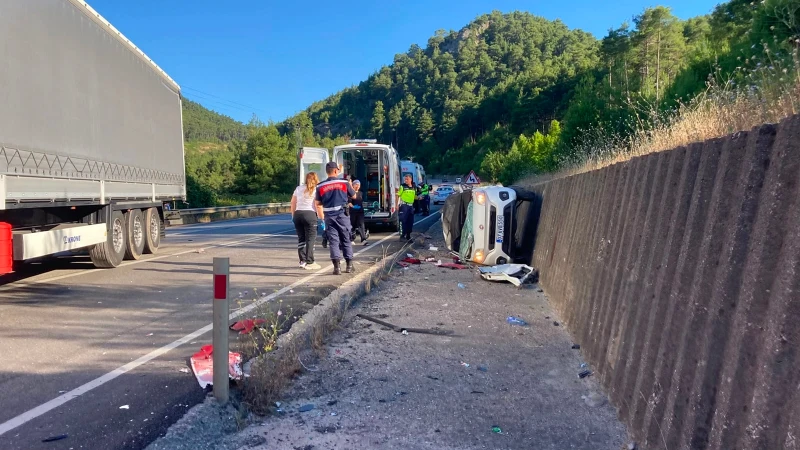 Burdur'da hafif ticari araç tırla çarpıştı: 1 ölü, 1 yaralı