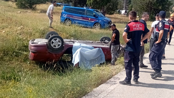Burdur'da otomobil şarampole devrildi: 1 ölü, 2 yaralı