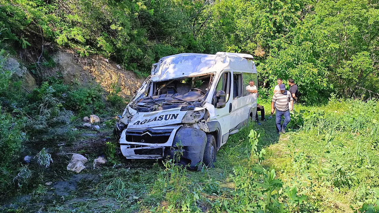 Burdur'da tarım işçilerini taşıyan minibüs devrildi: 8 yaralı