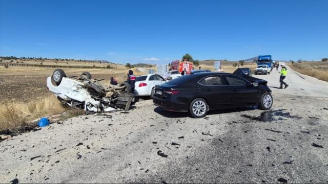 Burdur Yeşilova'da Zincirleme Kaza: 1 Ölü, 4 Yaralı