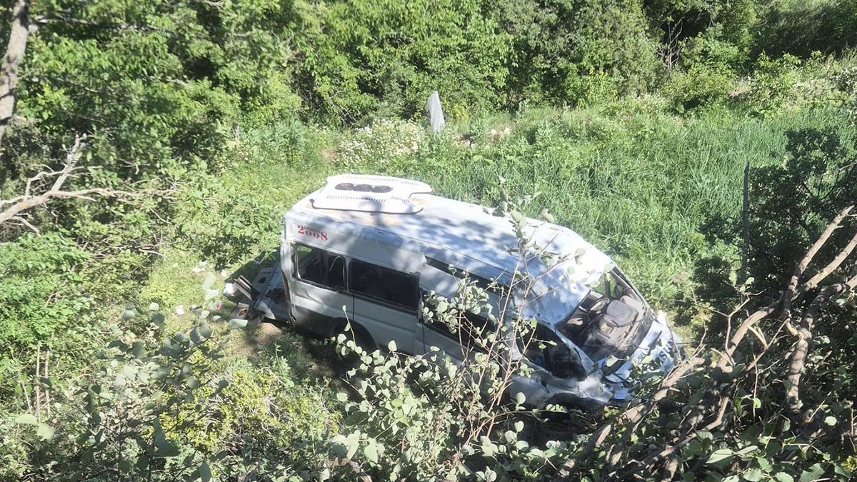 Burdur'da minibüs tarlaya devrildi: 8 yaralı
