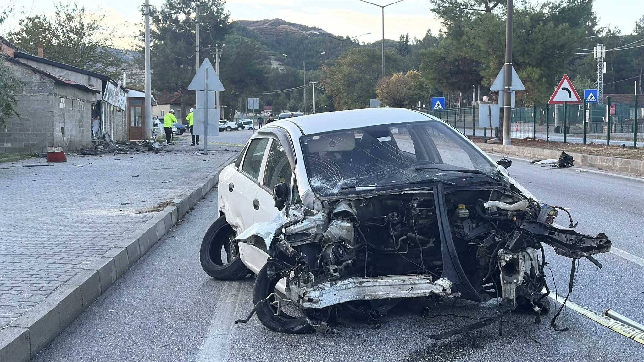 Burdur'da Otomobiller Çarpıştı: Motor Yerinden Çıktı, Sürücü Ağır Yaralı