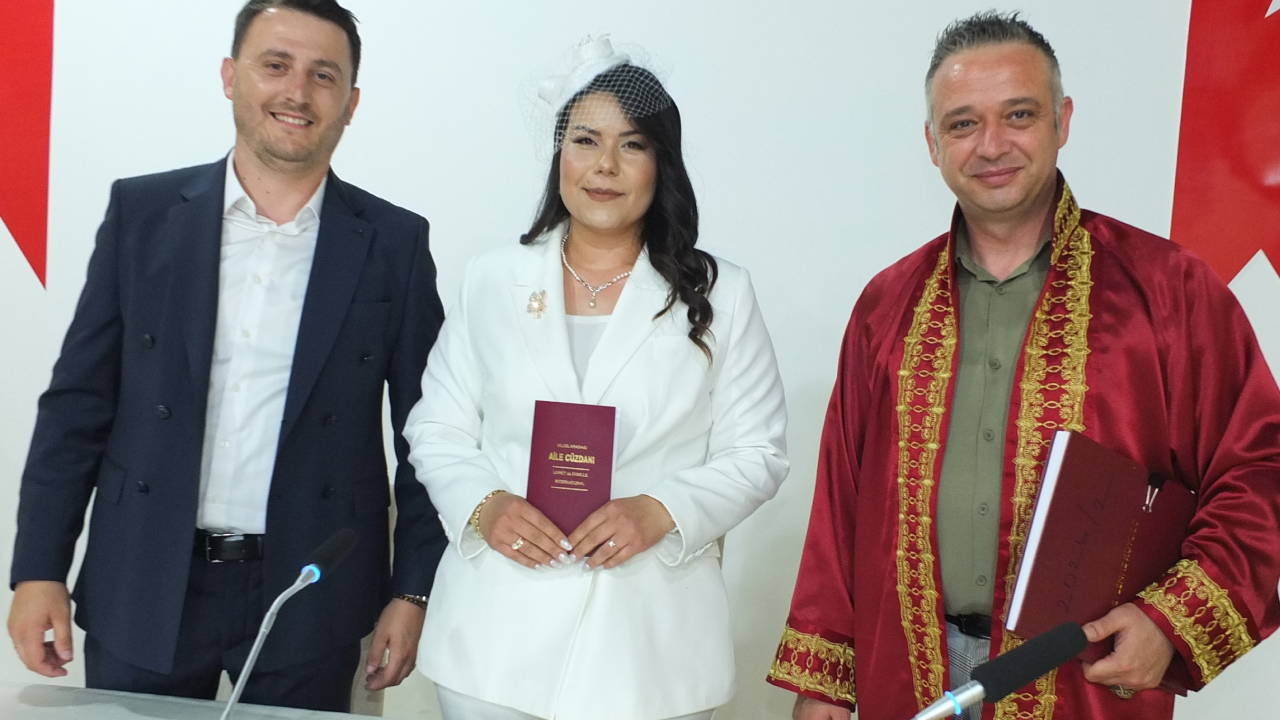 Burhaniye'de '06.06.2026' tarihine nikah akını: 17 çift evlendi
