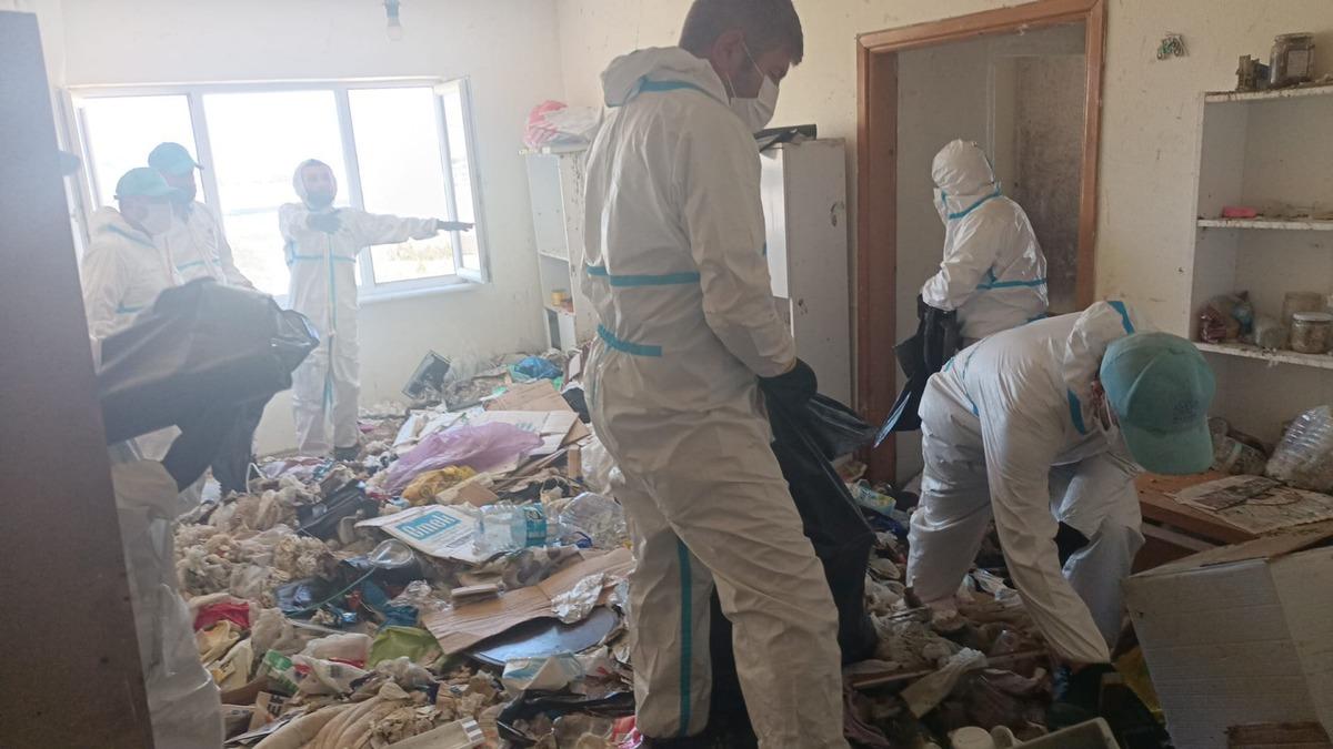 Bursa'da 28 Ton Çöp Biriken Evden Üç Kamyon Atık Çıktı