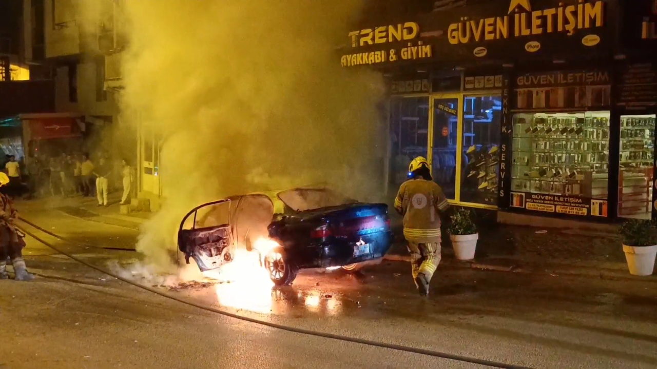 Bursa'da alev topuna dönen araç kül oldu: Şoför son anda kurtuldu