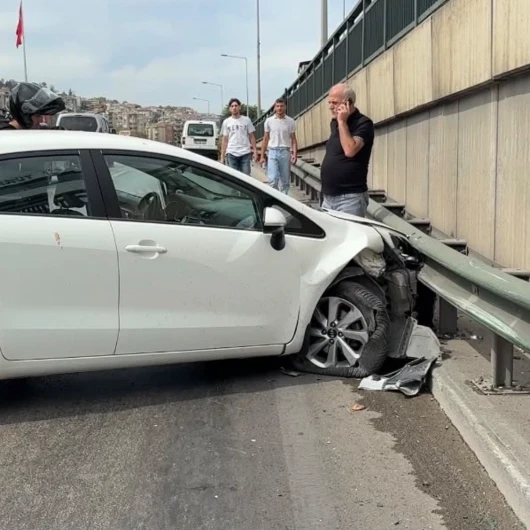 Bursa alt geçidinde şerit değiştiren araç otomobile çarptı
