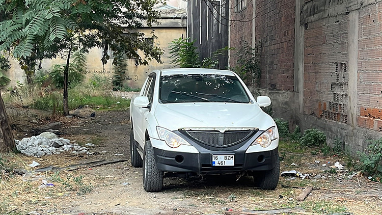 Bursa'da Araçta Kilitli Kalan Kadın Polisi Harekete Geçirdi
