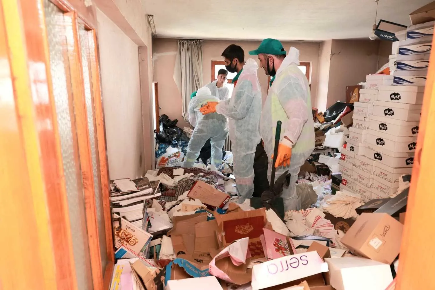 Bursa'da bir evden 20 ton çöp çıktı! Belediye harekete geçti