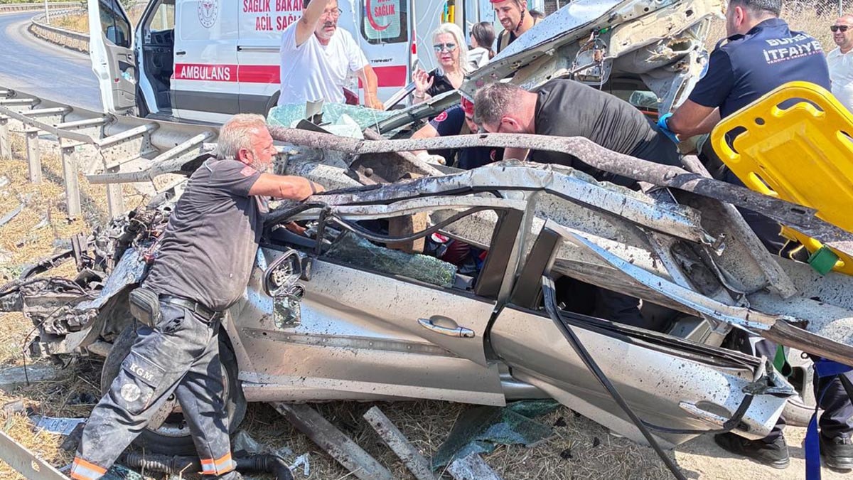 Bursa Çevre Yolu'nda Feci Kaza: Otomobil Bariyerlere Saplandı