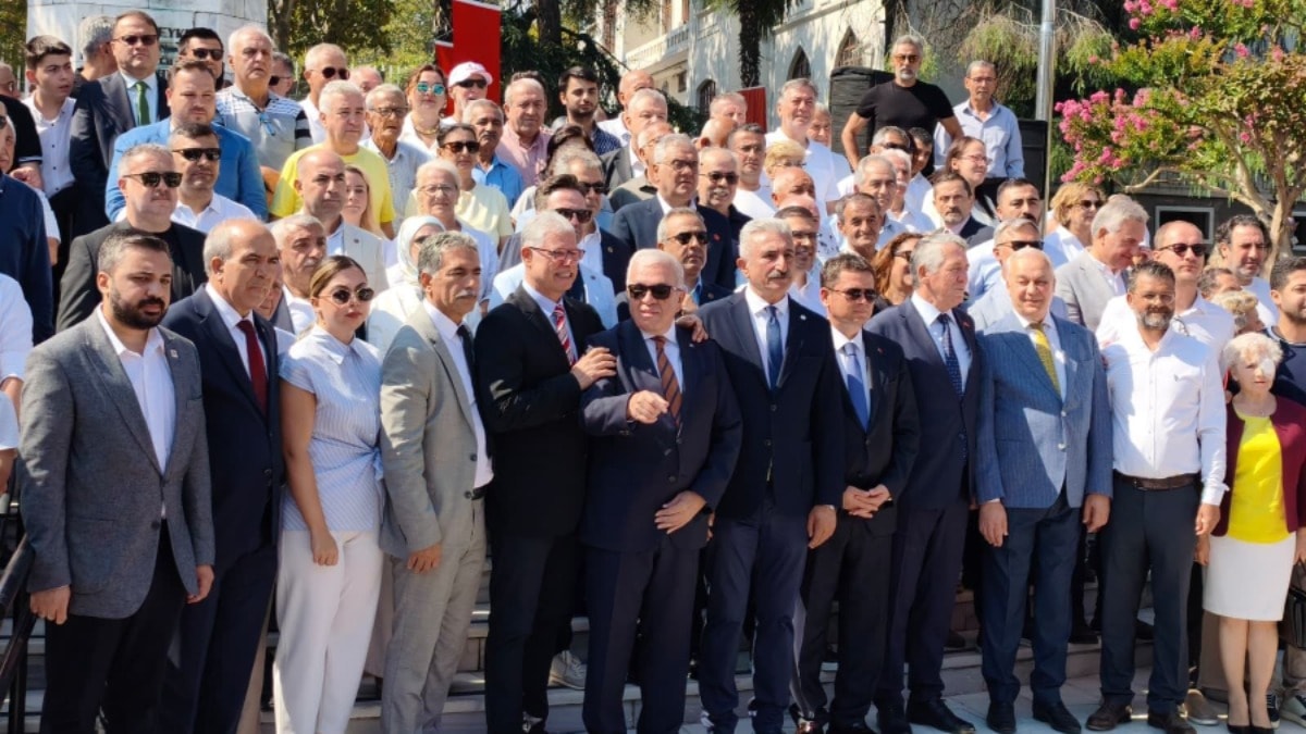 Bursa'da CHP'ye Büyük Darbe: 6 Belediye Başkanı Yeni Parti'ye Geçti