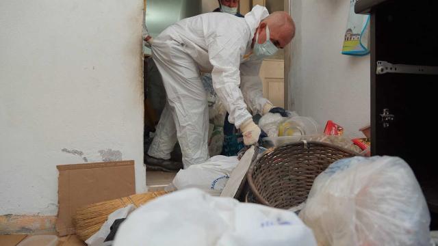 Bursa'da çöp evden 5 ton atık çıkan temizlik