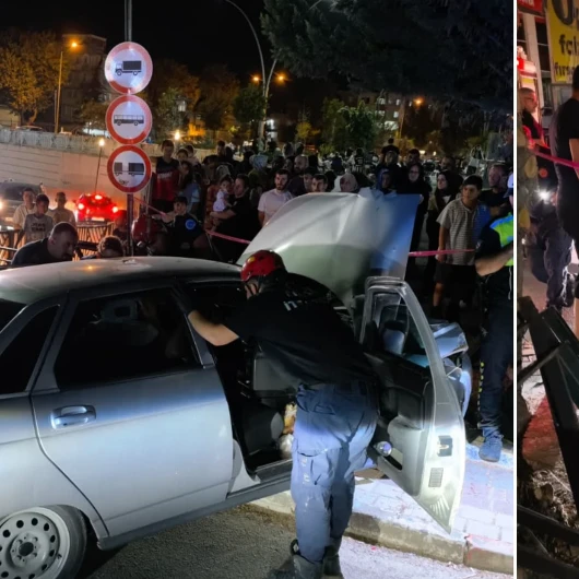 Bursa'da Sürücüsünün Direksiyon Hakimiyetini Kaybettiği Otomobil Beton Direğe Çarptı: Yaralı Sürücü Sıkıştığı Yerden Kurtarıldı