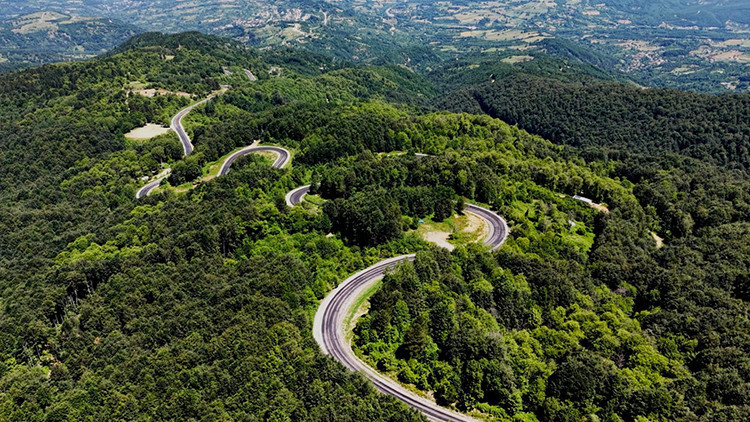 Bursa-Domaniç kıvrımlı yolu dronla görüntülendi