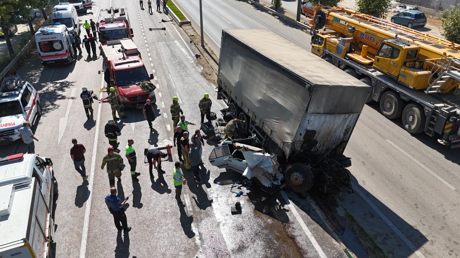 Bursa'da freni boşalan kamyon kağıt gibi ezdi: 3 yaralı