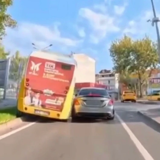 Bursa'da Halk Otobüsü Direğe Çarptı: Kaza Anı Kamerada