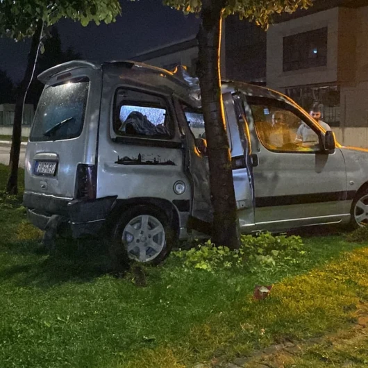 Bursa İnegöl'de kaza: Hafif ticari araç refüjdeki ağaca çarptı, 2 yaralı