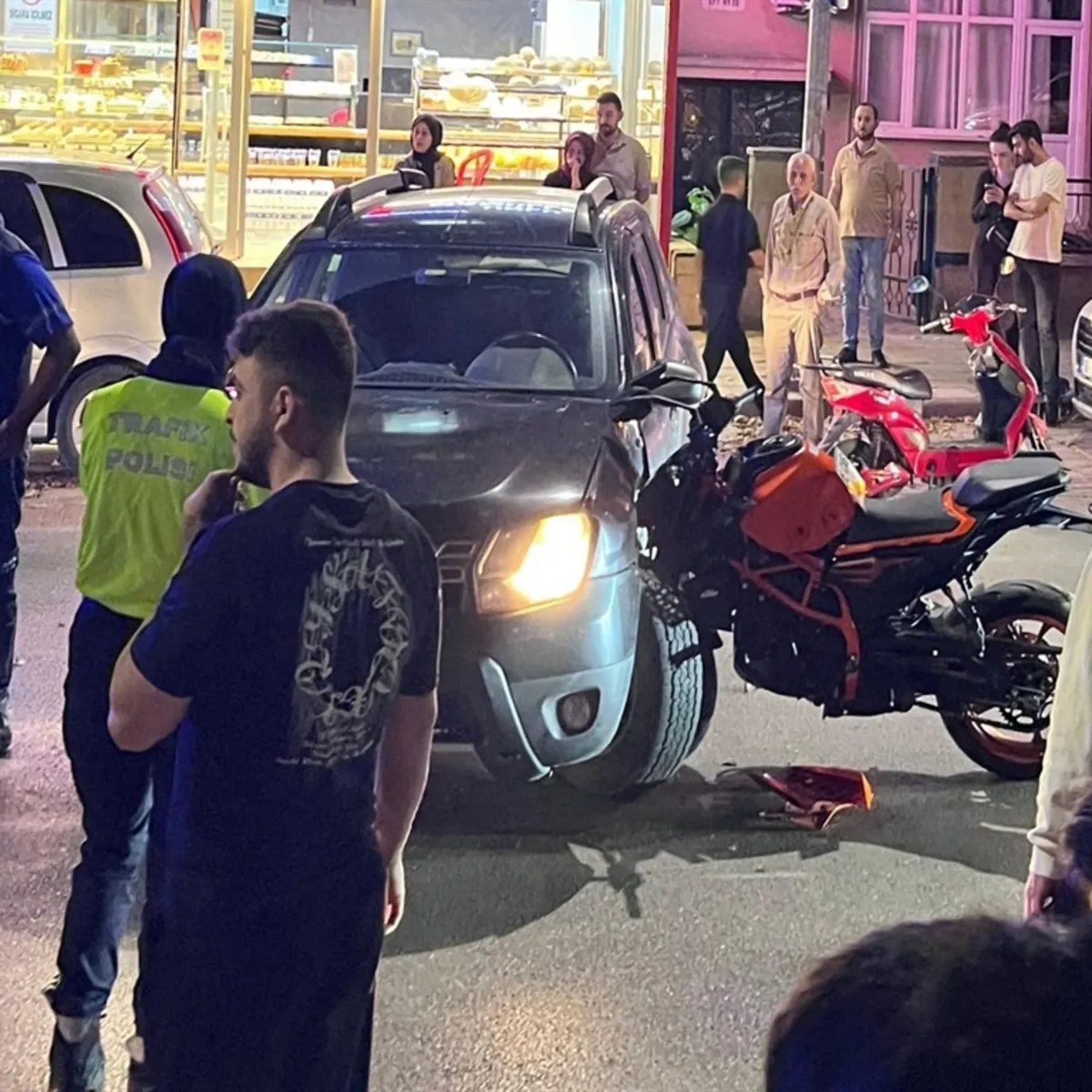 Bursa'da feci kaza: Motosiklet otomobile saplandı, sürücü ağır yaralandı