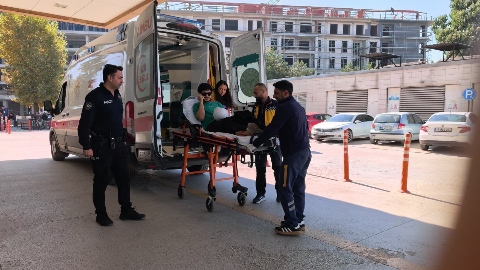 Bursa'da Otomobil ile Motosiklet Çarpıştı: 21 Yaşındaki Sürücü Yaralandı