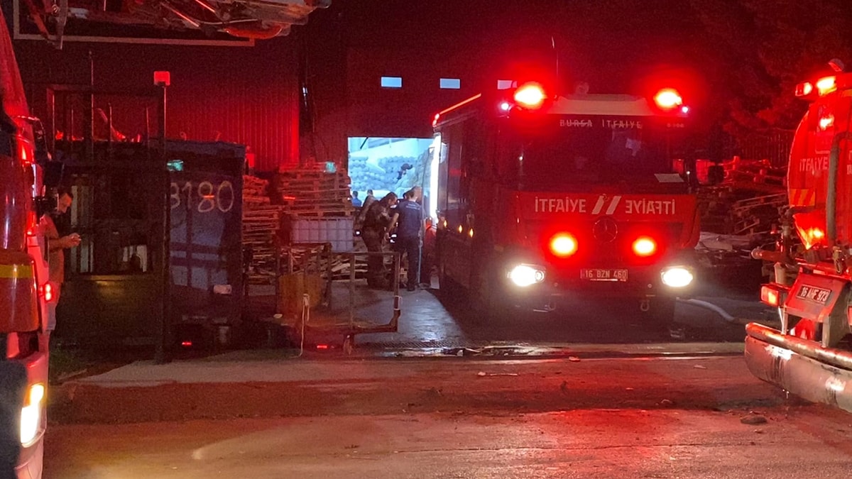 Bursa İnegöl'de Tekstil Fabrikasında Gece Yangını: Ekipler Olay Yerinde