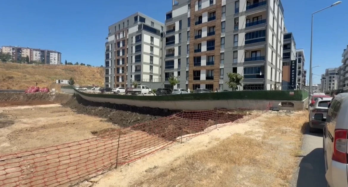 Bursa'da istinat duvarı çöktü, site sakinleri tahliye edildi