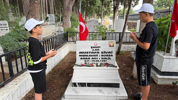 Bursa'da iki arkadaşın başlattığı çevre hareketi şehitlik ziyaretiyle büyüdü